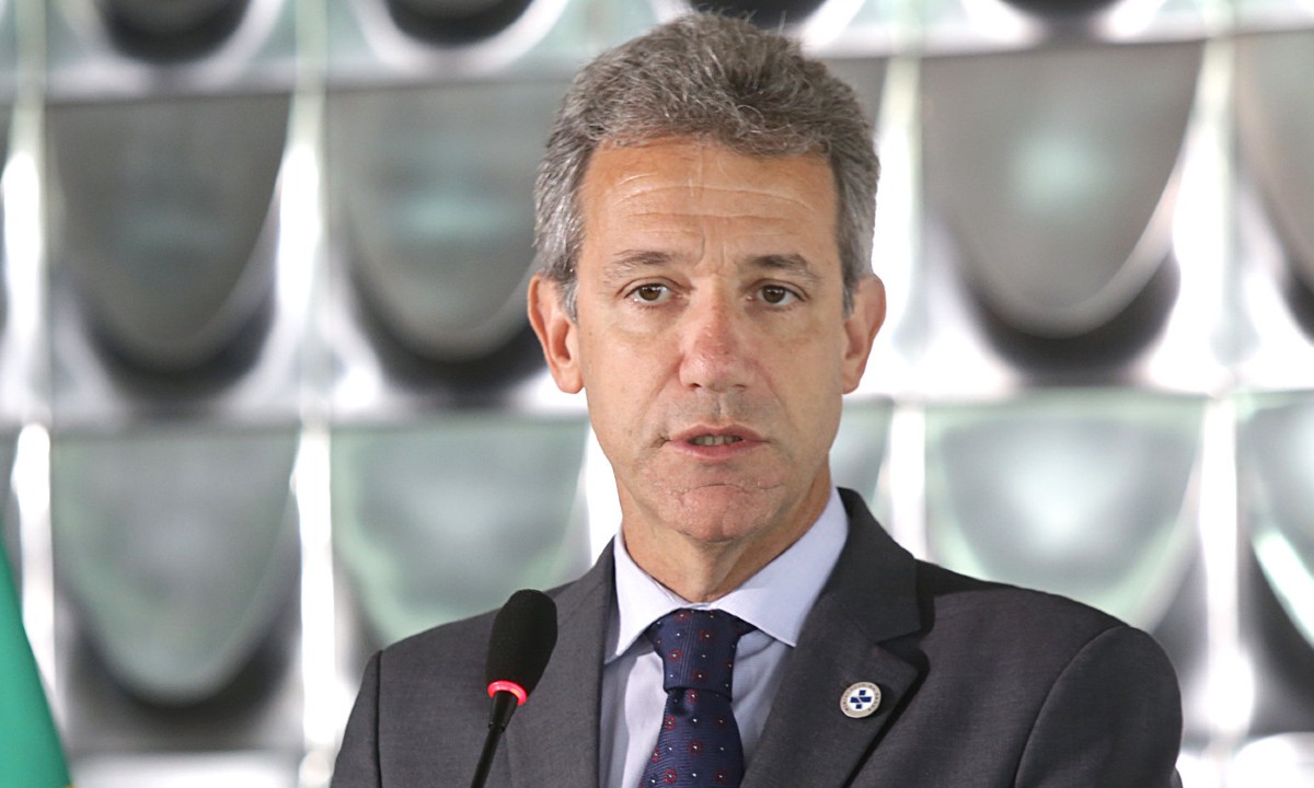 Ex-ministro da Saúde estima milhões de infectados e critica enfrentamento "às cegas"